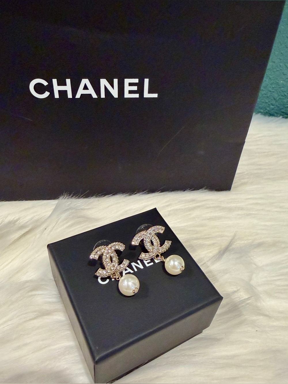 NEW Chanel Resin and Strass Metal Pearl Drop Earrings - Picture 10 of 11